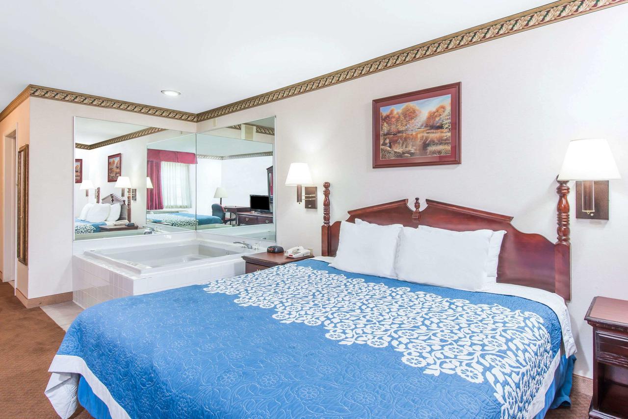 Days Inn By Wyndham Berlin Voorhees Εξωτερικό φωτογραφία